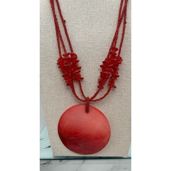 Red Painted Shell Round Pendant Necklace Multi Strand Seed Bead - Picture 1 of 6